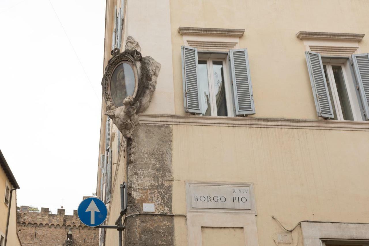 Quiet Pied A Terre With Terrace In Borgo Pio * Roma